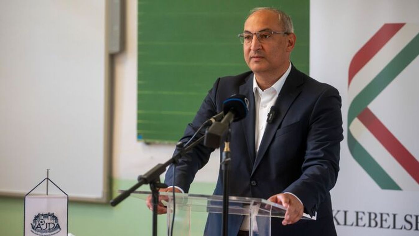 Attila Sztojka, State Secretary for Social Opportunities and Roma Relations at the Ministry of the Interior, held a press conference on the distribution of school supplies for the 2025/2026 school year at the Vajda Peter Singing and Music Primary and Spor