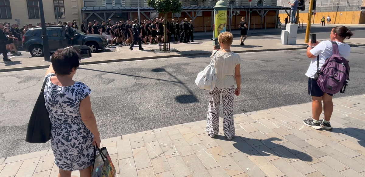 A győriek meglepve fotózták és videózták a belvárosban békésen vonuló svédeket
