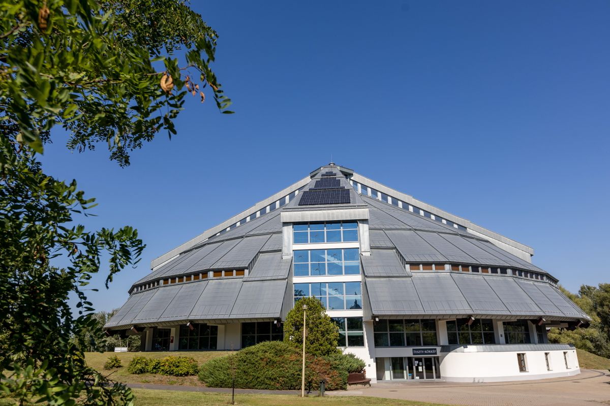 Ópusztaszer, 2023. szeptember 29.
Napelemek az Ópusztaszeri Nemzeti Történeti Emlékpark tetőszerkezetén a rotunda korszerűsített energetikai központjának átadása napján, 2023. szeptember 29-én. A korszerűsítés egymilliárd forintos uniós támogatással valósult meg.
MTI/Rosta Tibor