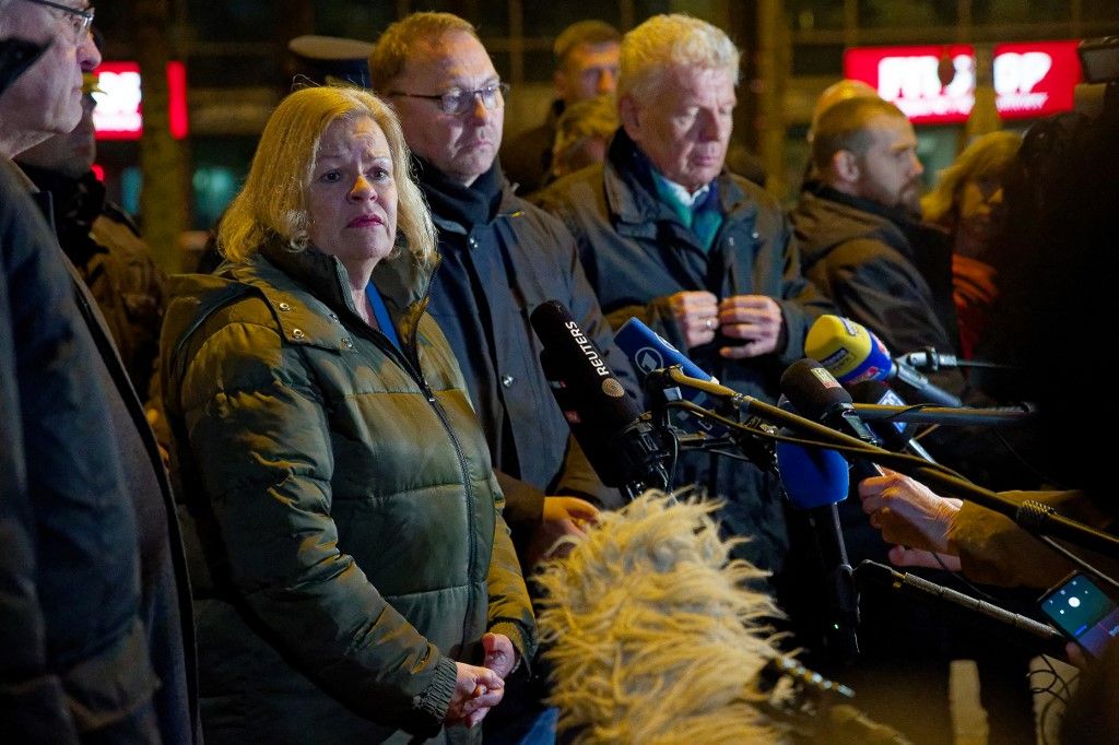 13 February 2025, Bavaria, Munich: Nancy Faeser (SPD, l-r), Federal Minister of the Interior, Frank Werneke, Chairman of the United Services Union (ver.di), and Dieter Reiter (SPD), Lord Mayor of Munich, make a statement after the suspected attack in the city center. A car drove into a demonstration in Munich city center. Several people were injured, some of them seriously. Photo: Tizian Gerbing/dpa (Photo by Tizian Gerbing / dpa Picture-Alliance via AFP)