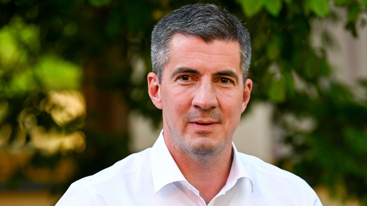 Szob, 2025. április 29.
Kocsis Máté, a Fidesz parlamenti frakcióvezetője sajtótájékoztatót tart a Fidesz és a KDNP országjárása keretében tartott lakossági fórum előtt Szobon 2025. április 29-én.
MTI/Purger Tamás