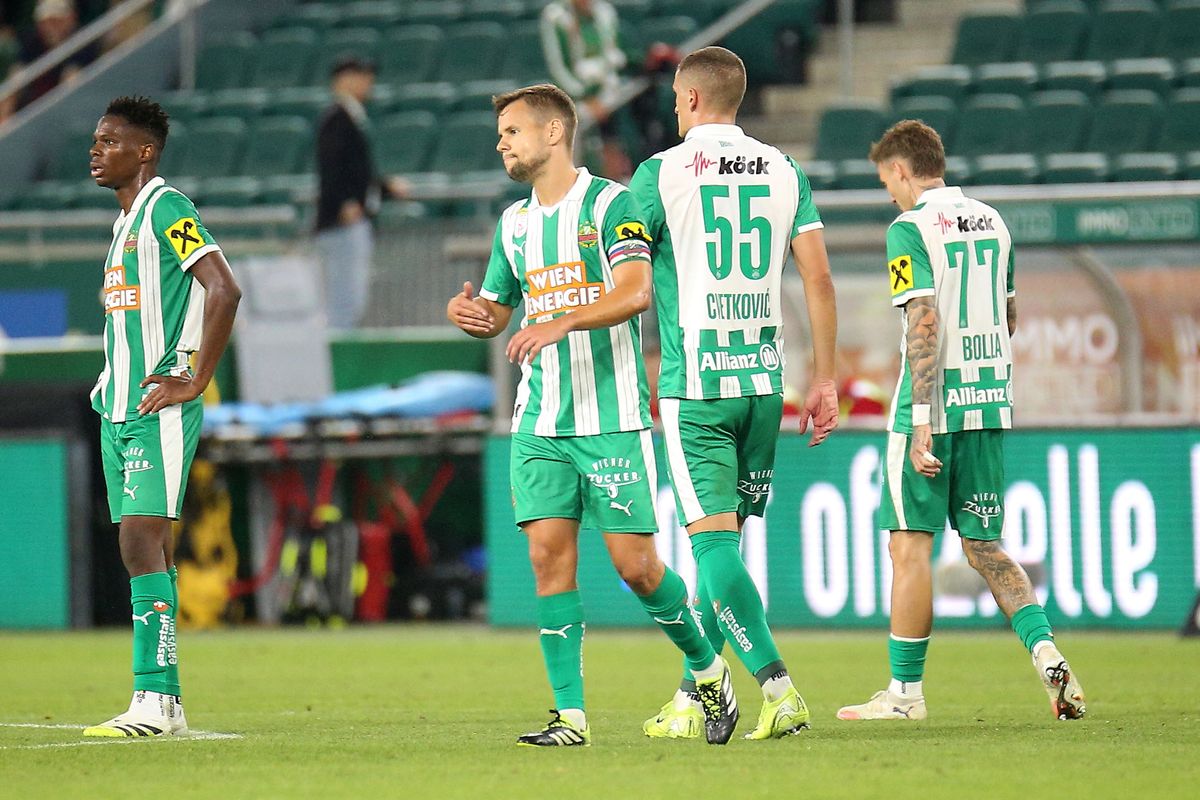 Itt még a Rapid Wien játékosai, köztük Bolla Bendegúz szomorkodtak, de a végén ők örülhettek
