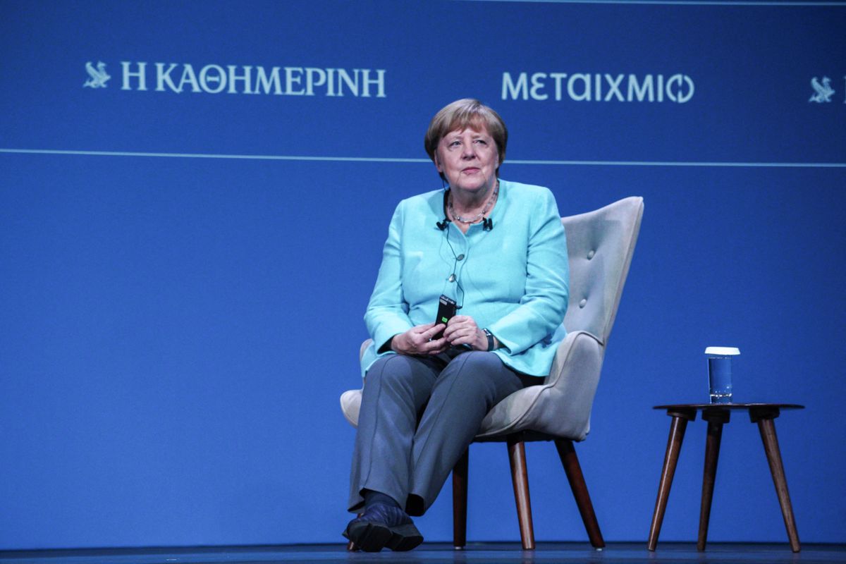 Angela Merkel életrajzi könyvét mutatja be