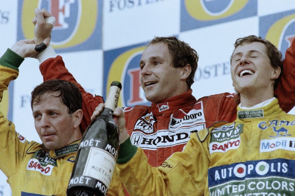 Ilyen volt az 1992-es Ausztrál Nagydíj dobogója: balról jobbra Martin Brundle, Gerhard Berger és Michael Schumacher látható