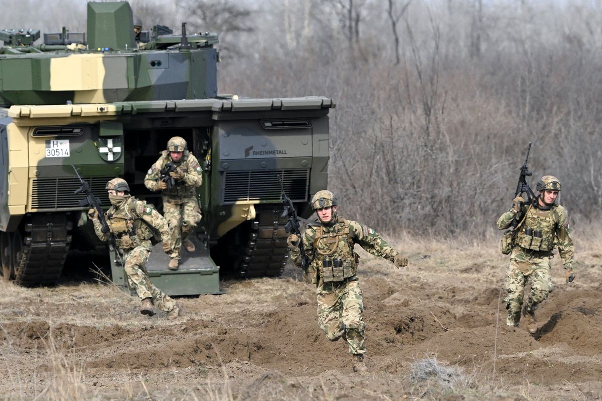 Magyar honvédek gyakorlatoznak egy KF-41 gyalogsági harcjárművel (Fotó: MTI/Koszticsák Szilárd)