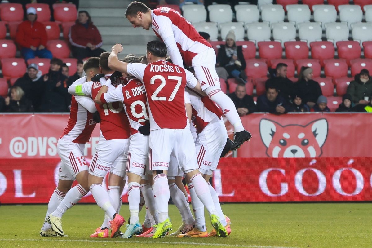 Debrecen, 2024. december 5.
Debreceni játékosok gólöröme a labdarúgó OTP Bank Liga 1. fordulóból elhalasztott Debreceni VSC - Ferencvárosi TC mérkőzésen a debreceni Nagyerdei Stadionban 2024. december 5-én.
MTI/Derencsényi István
