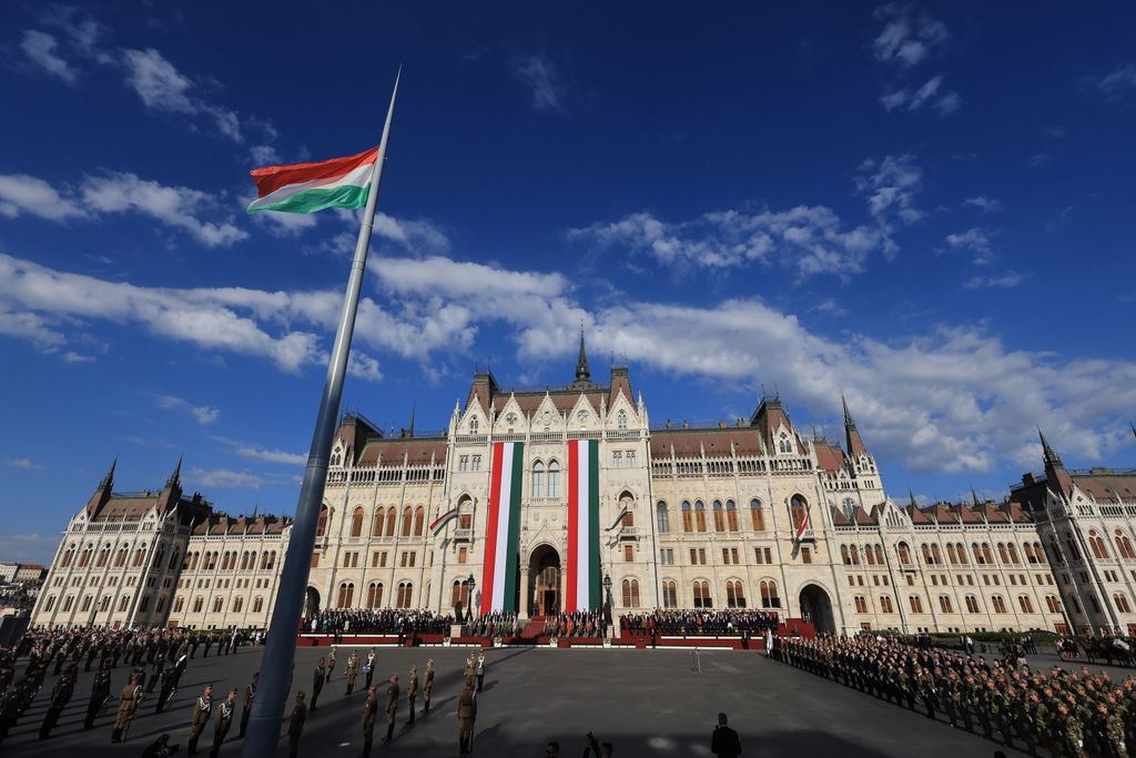 Augusztus 20. Szent István nap ünnep Parlament zászlófelvonás