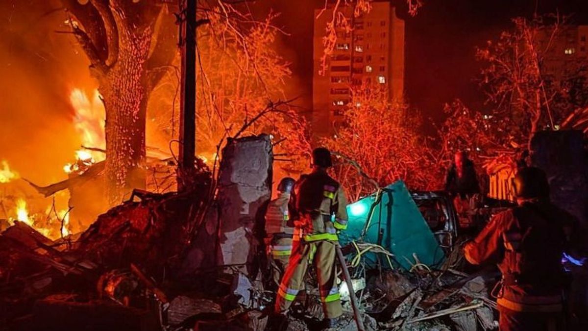 Robbanás és lángok: tengerparti üdülőhelyen ért támadás egy olajtárolót + videó