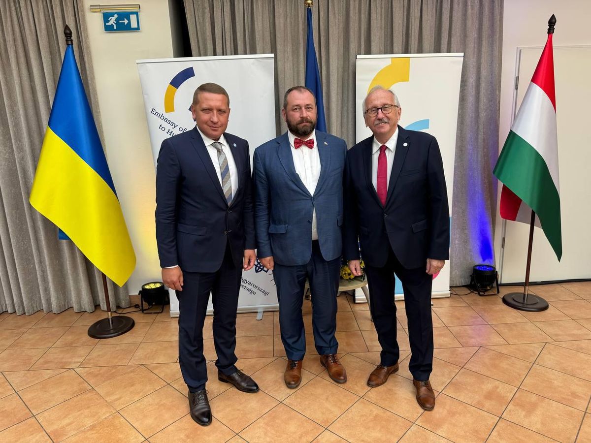 Niedermüller Péter az ukrán nagykövetet is vendégül látta az aláírási ceremónián