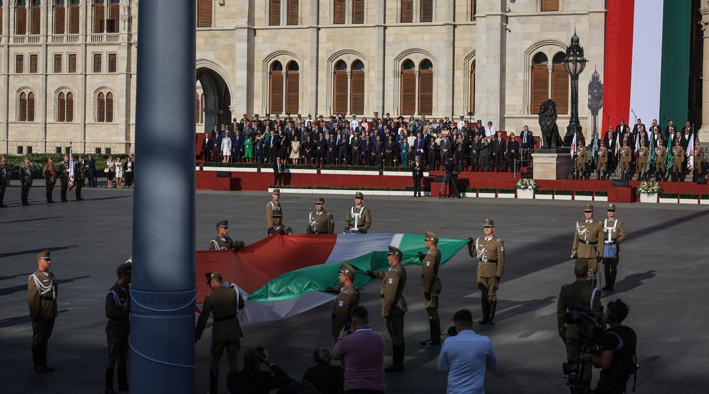 Augusztus 20. Szent István nap ünnep Parlament zászlófelvonás