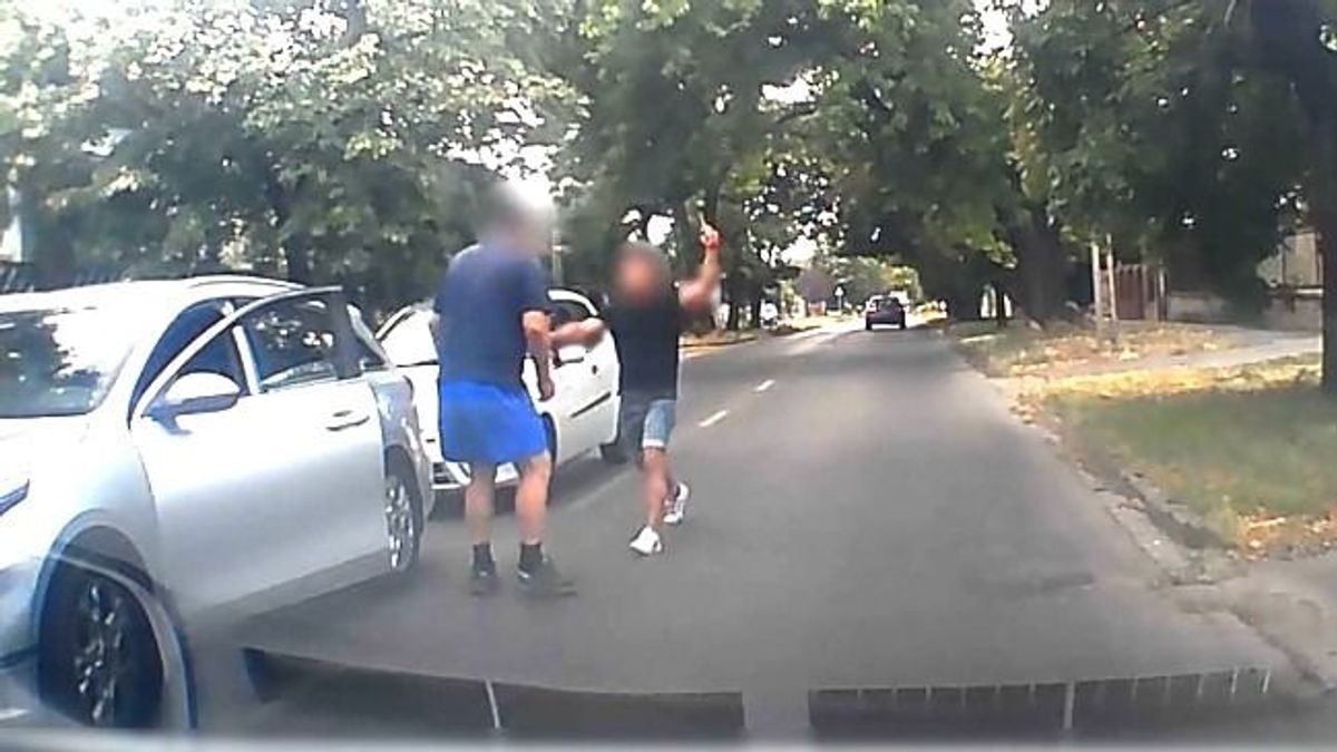 Kalapácsot rántott a közlekedési konfliktusnál a felbőszült férfi Csepelen + videó