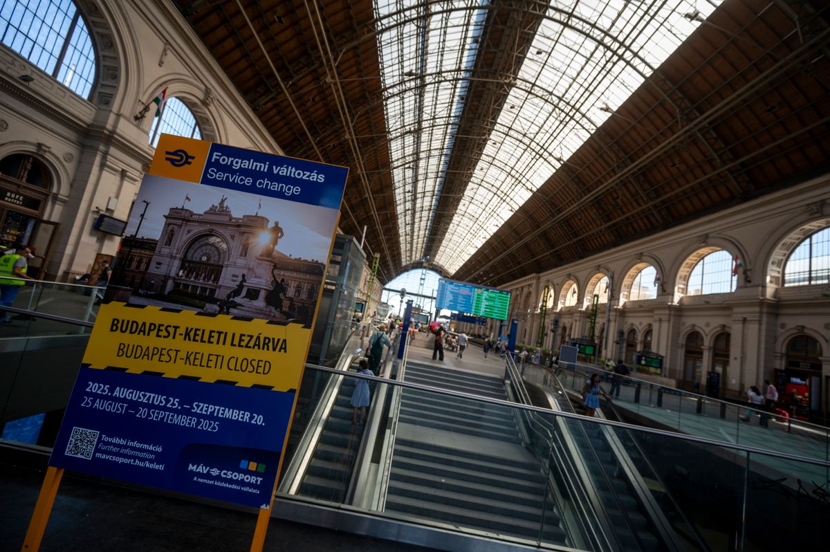 Budapest, 2025. augusztus 13.
A Keleti pályaudvar lezárásáról tájékoztató tábla a pályaudvaron 2025. augusztus 13-án. Ezen a napon sajtótájékoztatót tartottak a pályaudvaron, amelyen elmondták, hogy folytatódik a Keleti pályaudvar pályahálózatának felújítása, ezért augusztus 25. és szeptember 20. között négy hétre lezárják a központi pályaudvart.
MTI/Balogh Zoltán