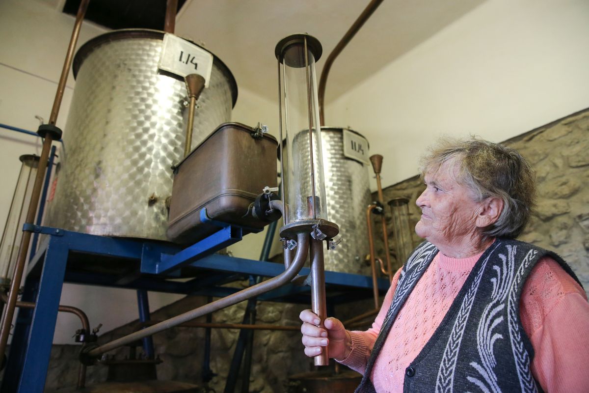 20150731 FónyFónyi pálinkafőzde , pálinkafőzés, szesz, alkohol, bérfőzde, hungarikum, pálinka, fokolás, idős öreg nyugdíjas hölgy dolgozik a főzdében, főzde, pálinka