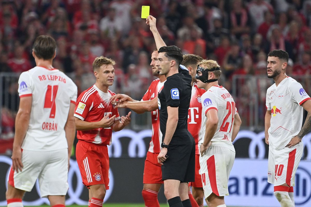 Referee Florian BADSTUEBNER shows Joshua KIMMICH (FC Bayern Munich) the yellow card. Football 1. Bundesliga season 2025/2026, 1. matchday, matchday01 FC Bayern Munich -RB Leipzig 6-0 on August 22, 2025, ALLIANZAREN A. ? (Photo by Frank Hoermann/SVEN SIMON / SVEN SIMON / dpa Picture-Alliance via AFP)