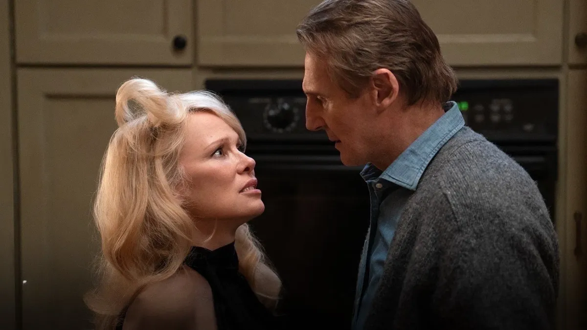 Pamela Anderson és Liam Neeson viszik a hátukon az új Csupasz pisztolyt.