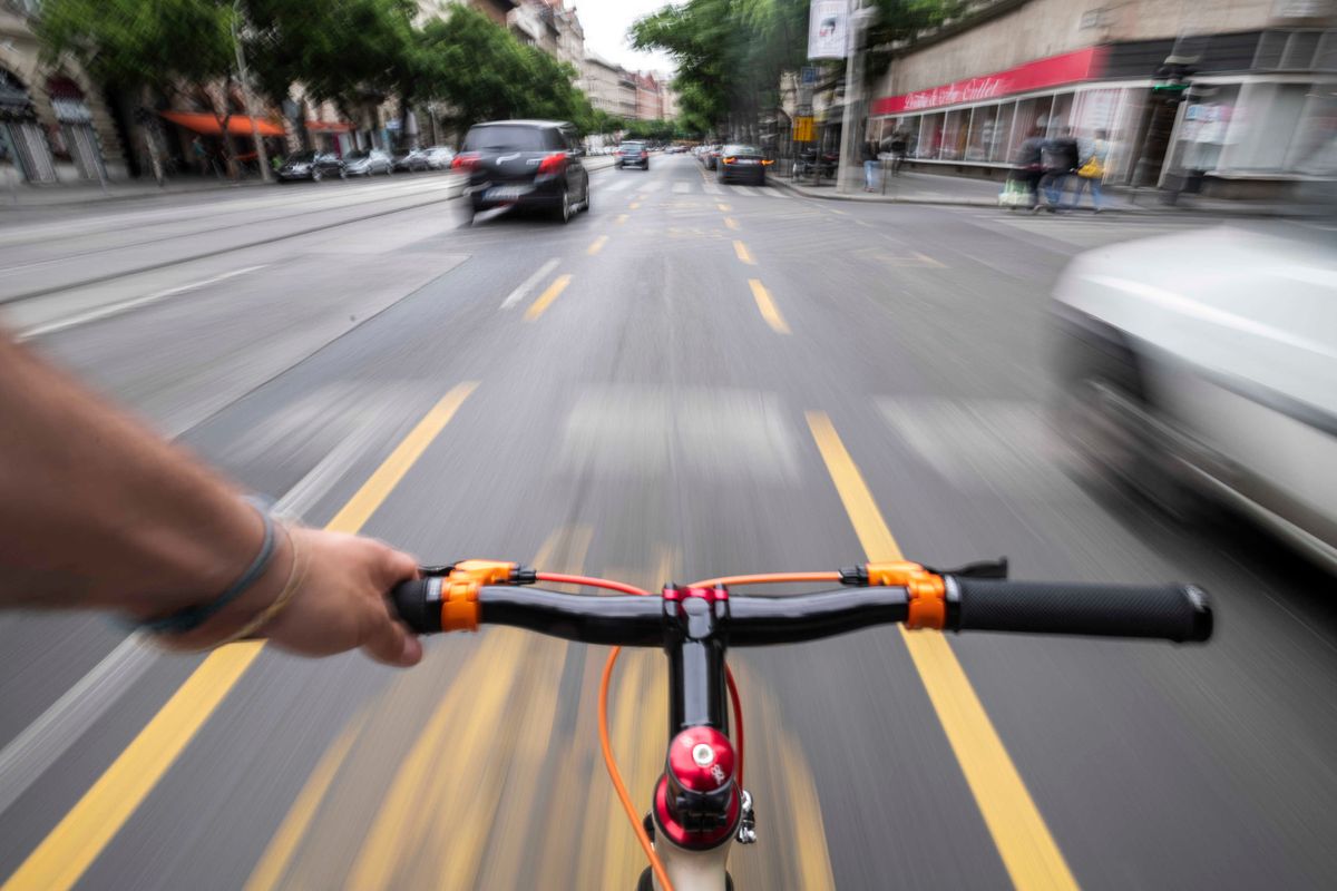 Budapest, 2020. május 23.
Biciklis halad a fővárosi Nagykörúton kialakított ideiglenes kerékpársávon 2020. május 23-án.
MTI/Mónus Márton