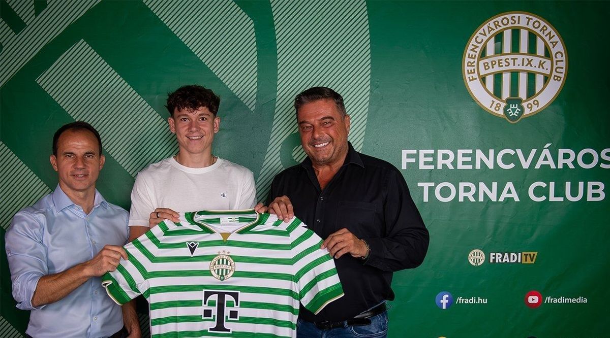 Hajnal Tamás, a Ferencváros sportigazgatója, Tóth Alex és Orosz Pál, az FTC Labdarúgó Zrt. vezérigazgatója a hosszabbítás bejelentésekor.