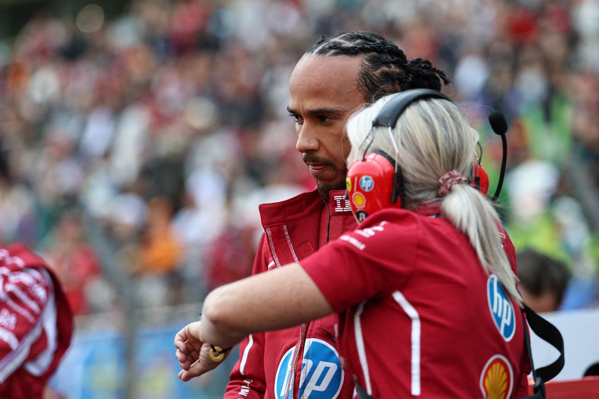 Angelina Cullen Lewis Hamilton mellett a rajtrácson a 2025-ös Forma–1-es idényben
