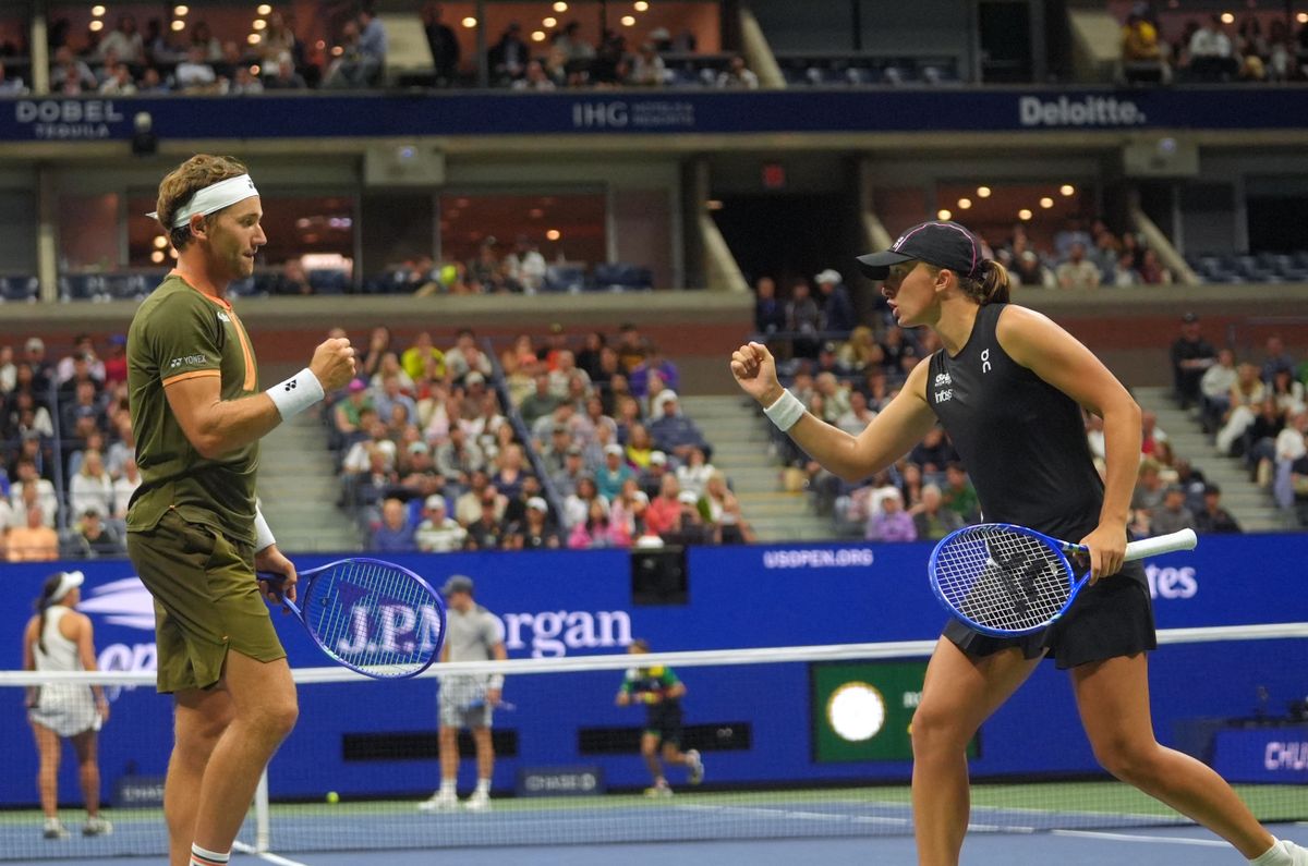 NEW YORK, UNITED STATES - AUGUST 20: Iga Swiatek of Poland and Casper Ruud of Norway play against Jessica Pegula of the USA and Jack Draper of Great Britain in the semi-final of the Mixed Doubles competition at USTA Billie Jean King National Tennis Center on August 20, 2025, in New York City, USA. Selcuk Acar / Anadolu (Photo by Selcuk Acar / Anadolu via AFP)