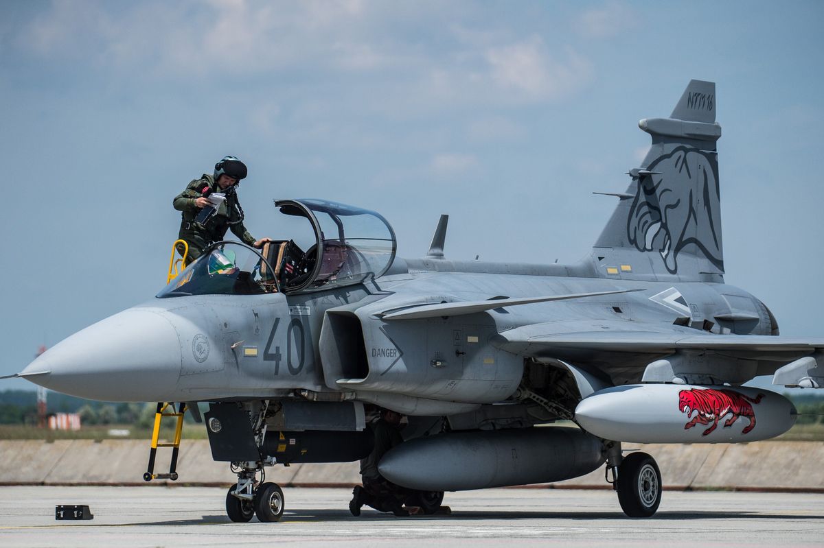 Magyar JAS-39 Gripen vadászgép a kecskeméti repülőbázison (Fotó: MTI/Ujvári Sándor)