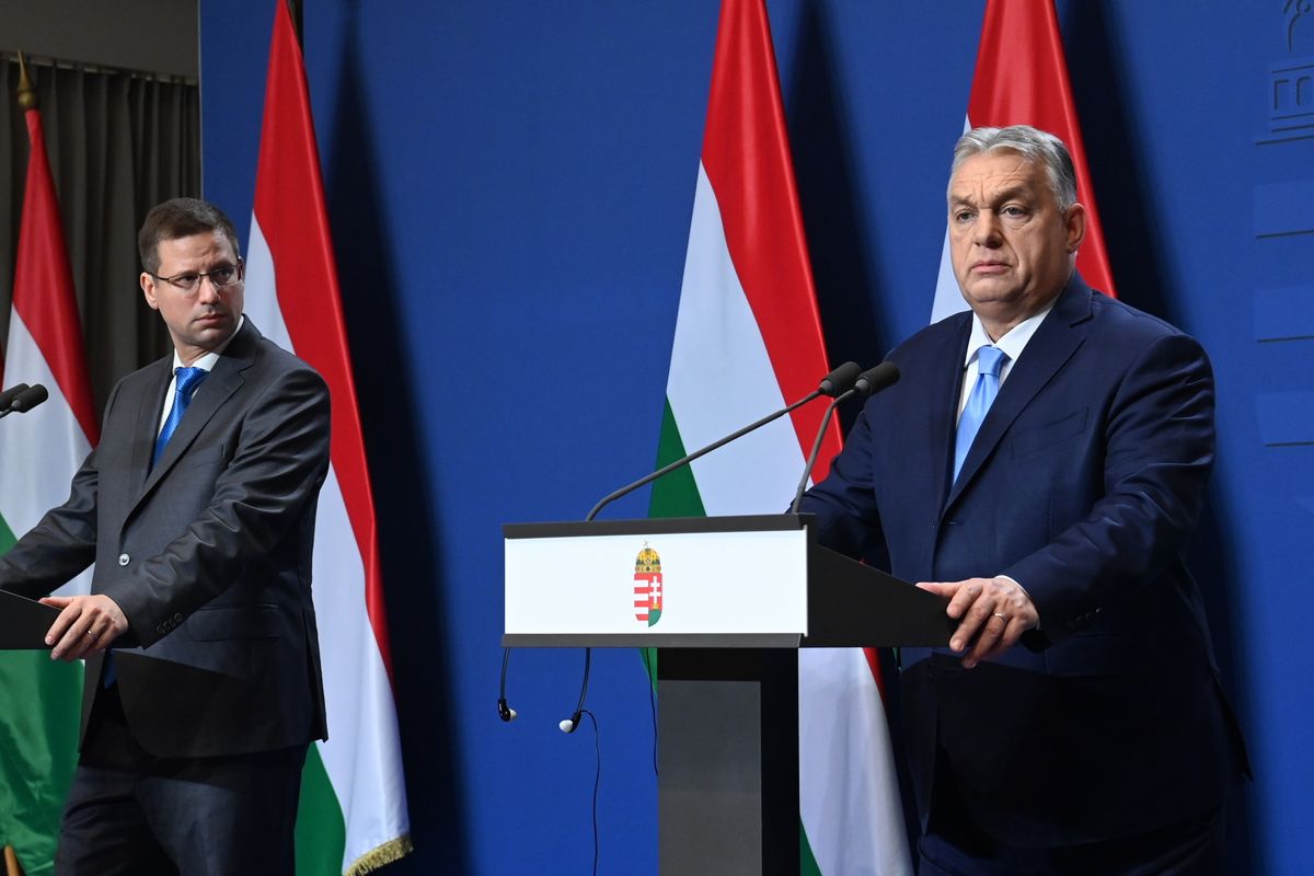 Budapest, 2024. december 21.
A Miniszterelnöki Sajtóiroda által közreadott képen Orbán Viktor miniszterelnök (j) évzáró nemzetközi sajtótájékoztatót tart a Karmelita kolostorban 2024. december 21-én. A kormányfő mellett Gulyás Gergely Miniszterelnökséget vezető miniszter.
MTI/Máthé Zoltán