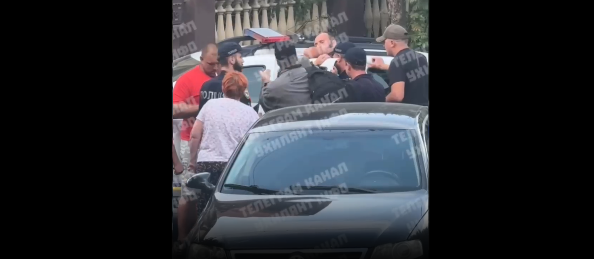 Ivano-Frankivszkban sorozó katonák kegyetlenül hurcoltak el egy férfit az utcáról (Telegram)