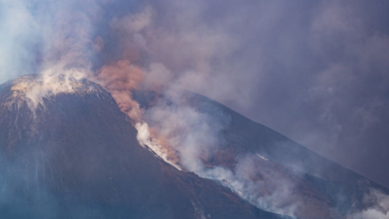 Füst emelkedik az Etna vulkán kráteréből 2025. június 2-án (Fotó: AFP)