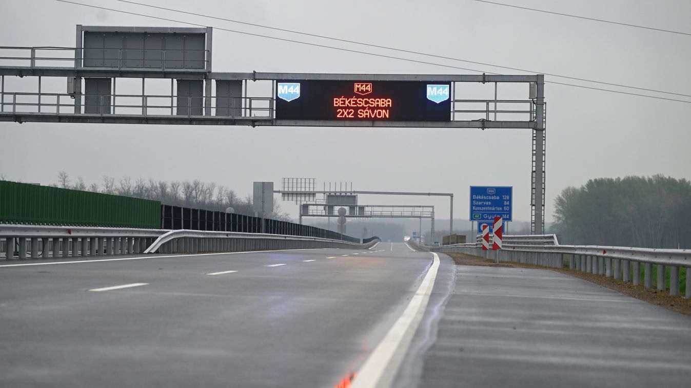 Az M44-es gyorsforgalmi út M5-ös autópálya és Szentkirály közötti szakasza az átadás napján