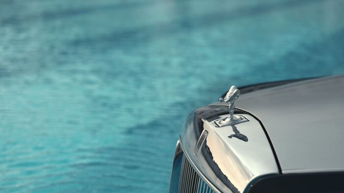 Rolls-Royce Phantom a medencében