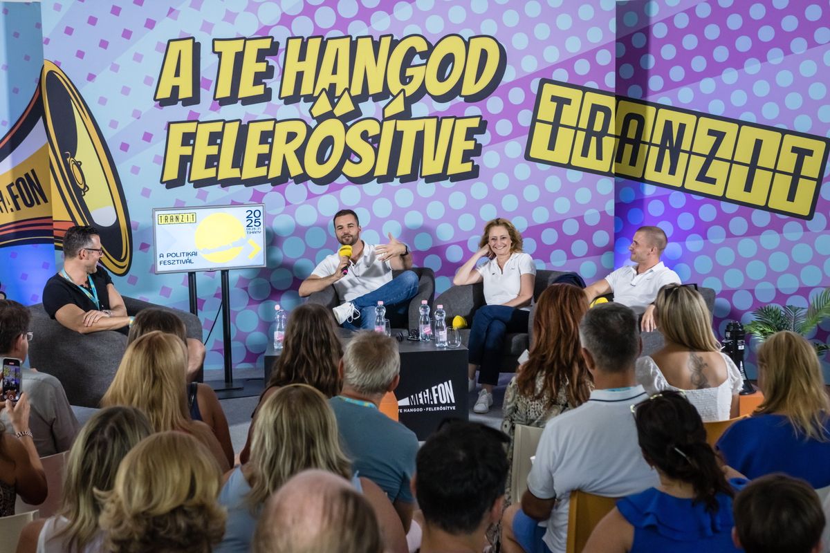 Tihany, 2025. augusztus 29.
Kapu Tibor, Magyarország második kutatóűrhajósa (b2), Ferencz Orsolya űrkutatásért felelős miniszteri biztos (j2), Cserényi Gyula tartalékos kutatóűrhajós (j) és Gerhardt Máté moderátor (b) a CsillagKAPU - A magyar űrprogram eredményei című beszélgetésen a tihanyi Tranzit fesztiválon 2025. augusztus 29-én.
MTI/Katona Tibor