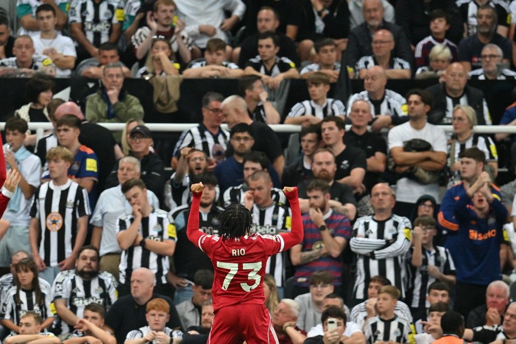 Rio Ngumoha gólja sokkolta a Newcastle United szurkolóit. Arne Slot is dicsérte a Liverpool 16 éves csillagát