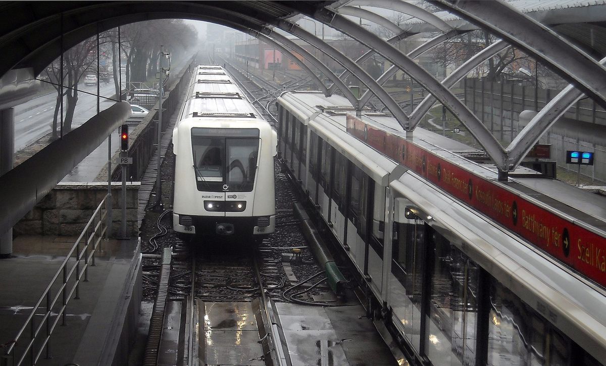 Budapest, 2018. február 13.
A Budapesti Közlekedési Központ (BKK) 2-es metróvonalán közlekedő egyik Alstom Metropol szerelvény az Örs vezér terei végállomásáról a Pillangó utcai megállója felé tart, csökkentett sebességgel (b). Ellenkező irányba tartó társa innen ugyancsak lassabban megy majd a végállomásig. Ezen a pályaszakaszon 2016. december 5-én enyhe koccanásos baleset történt, amely miatt a sebességkorlátozás ma is érvényben van.
MTVA/Bizományosi: Jászai Csaba
***************************
Kedves Felhasználó!
Ez a fotó nem a Duna Médiaszolgáltató Zrt./MTI által készített és kiadott fényképfelvétel, így harmadik személy által támasztott bárminemű – különösen szerzői jogi, szomszédos jogi és személyiségi jogi – igényért a fotó készítője közvetlenül maga áll helyt, az MTVA felelőssége e körben kizárt.