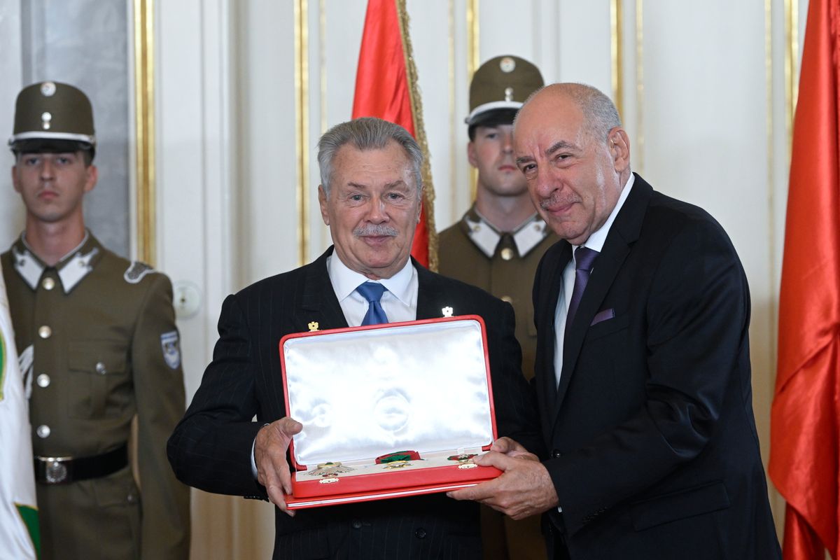 Budapest, 2025. augusztus 20.
Sulyok Tamás köztársasági elnök (j) átadja a Magyar Szent István Rend kitüntetést Farkas Bertalannak, a HUNOR Magyar Űrhajós Program tanácsadójának, nyugállományú dandártábornoknak, vadászpilótának, kutatóűrhajósnak (b) az államalapítás és Szent István király ünnepén a Sándor-palotában 2025. augusztus 20-án.
MTI/Koszticsák Szilárd