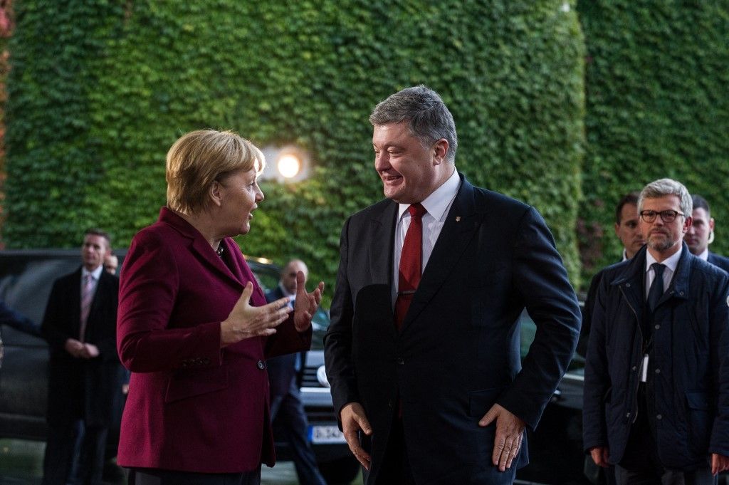 Chancellor Angela Merkel (CDU) welcomes the Ukrainian President Petro Poroschenko at the Federal Chancellery, in Berlin, Germany, on October 19, 2016. Chancellor Merkel, French President Hollande, Ukrainian President Poroshenko and Russian President Putin have agreed to hold a meeting of heads of state and government in Normandy-Format. The semi-official trilateral contact group at the government and foreign minister level deals with the conflict in Ukraine and the implementation of the Minsk agreements. (Photo by Markus Heine/NurPhoto) (Photo by Markus Heine / NurPhoto via AFP)