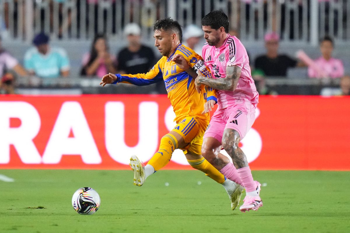 FORT LAUDERDALE, FLORIDA - AUGUST 20: Rodrigo De Paul #7 of Inter Miami CF and Fernando Gorriaran #8 of Tigres UANL battle for the ball during the Leagues Cup Quarter-final between Inter Miami CF and Tigres UANL at Chase Stadium on August 20, 2025 in Fort Lauderdale, Florida.   Rich Storry/Getty Images/AFP (Photo by Rich Storry / GETTY IMAGES NORTH AMERICA / Getty Images via AFP)