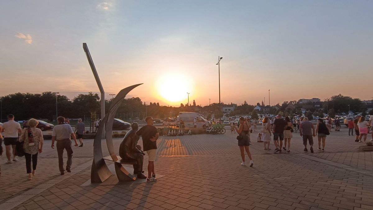 A Sóstói Stadionból lassan szállingóztak haza az emberek a Csákvár elleni döntetlen után.