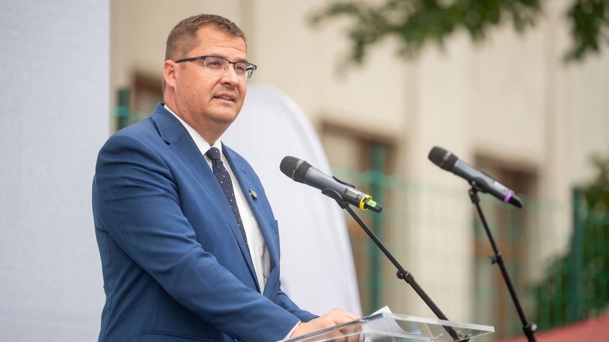 Budapest, 2025. augusztus 29.
Nagy János, a Miniszterelnöki Irodát vezető államtitkár beszédet mond a baptista iskolák országos tanévnyitó ünnepségén a Kőrösi Csoma Sándor Baptista Gimnáziumban Budapesten 2025. augusztus 29-én.
MTI/Balogh Zoltán