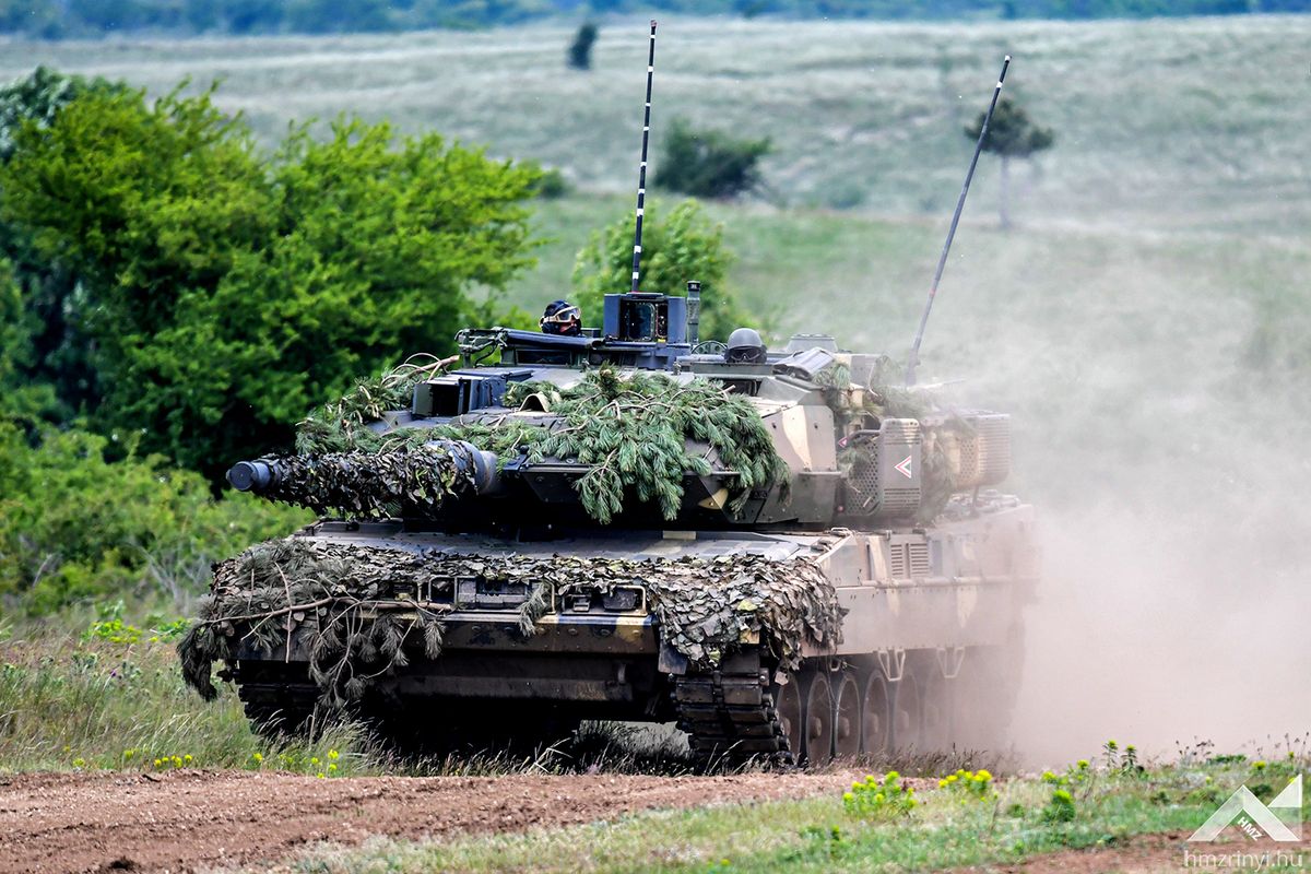 Harcászati gyakorlaton egy magyar Leopard 2A7HU harckocsi (Forrás: Honvédelem.hu)