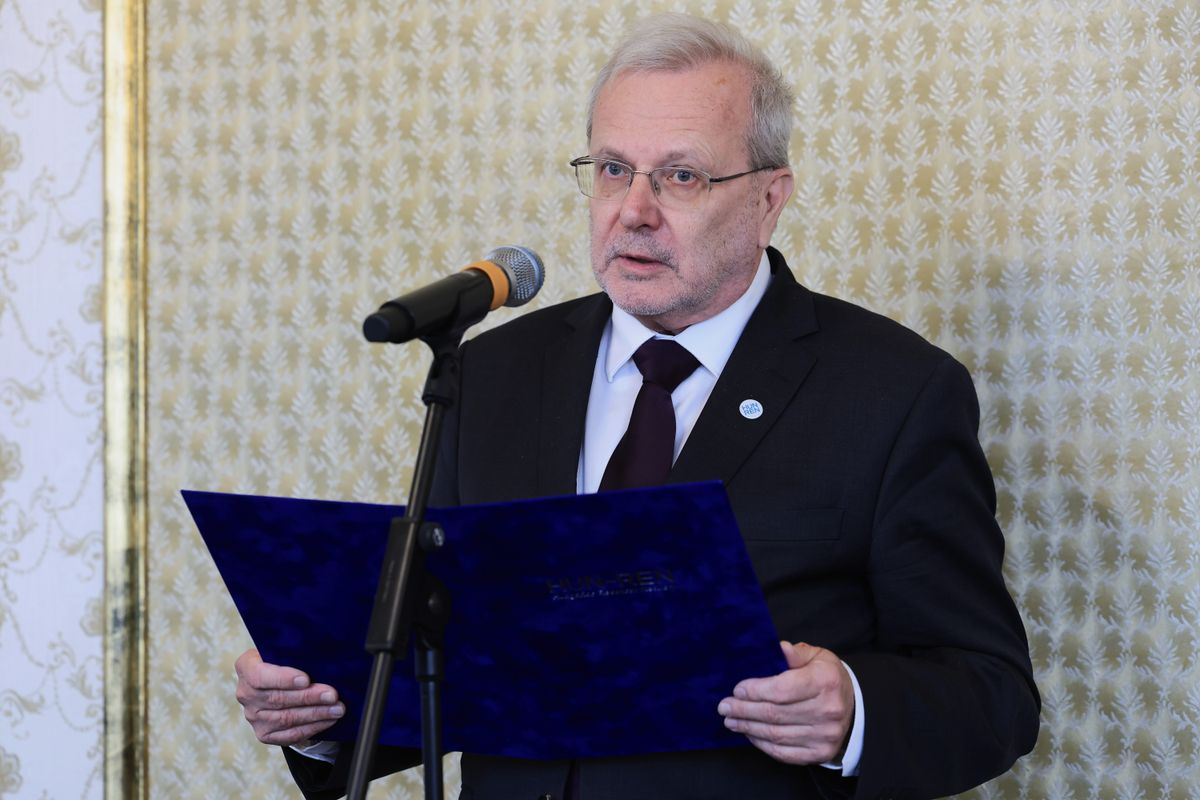 Gulyás Balázs, a HUN-REN Magyar Kutatási Hálózat elnöke beszédet mond a kiállítás megnyitóján 