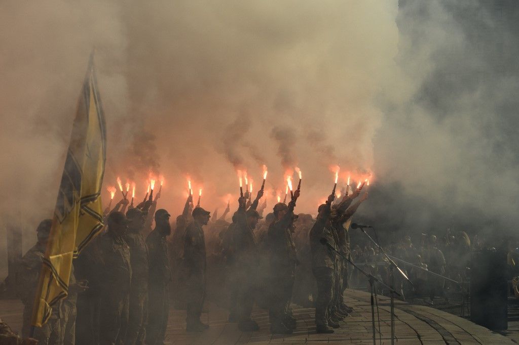 Az Azov zászlóalj katonái fáklyákkal, egy ünnepségen Kijevben, 2024. július 28-án