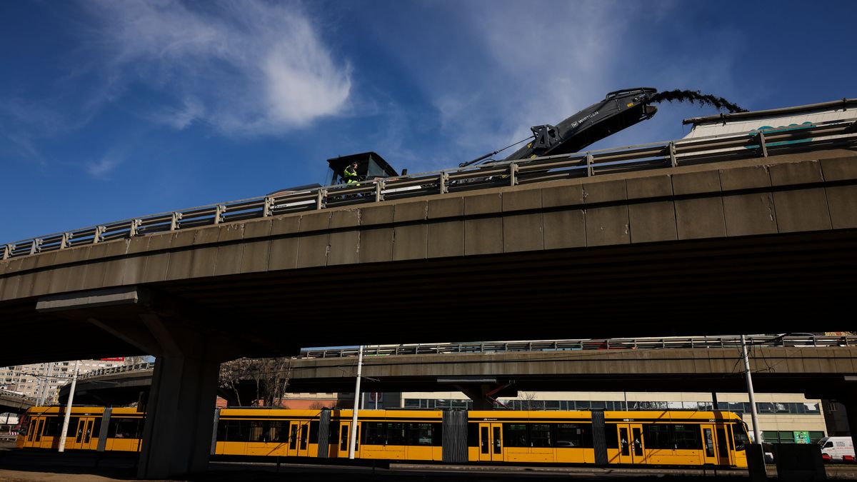 A vártnál rosszabb állapotban van a Flórián téri felüljáró, tovább tartanak a munkálatok