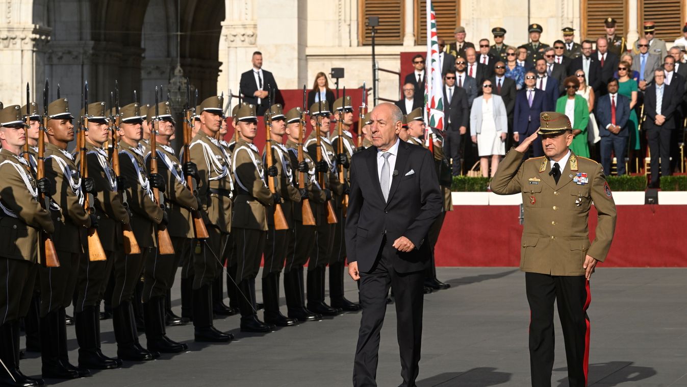 Sulyok Tamás köztársasági elnök és Böröndi Gábor vezérezredes, a Honvéd Vezérkar főnöke (b-j) a Szent István-napi állami ünnepségen tartott zászlófelvonáson a budapesti Kossuth téren 2025. augusztus 20-án (Fotó: MTI/Koszticsák Szilárd)