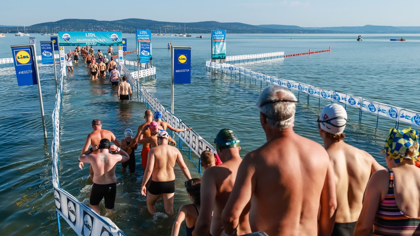 Több mint tízezren, hőségben, tükörsima vízben úszták át a Balatont