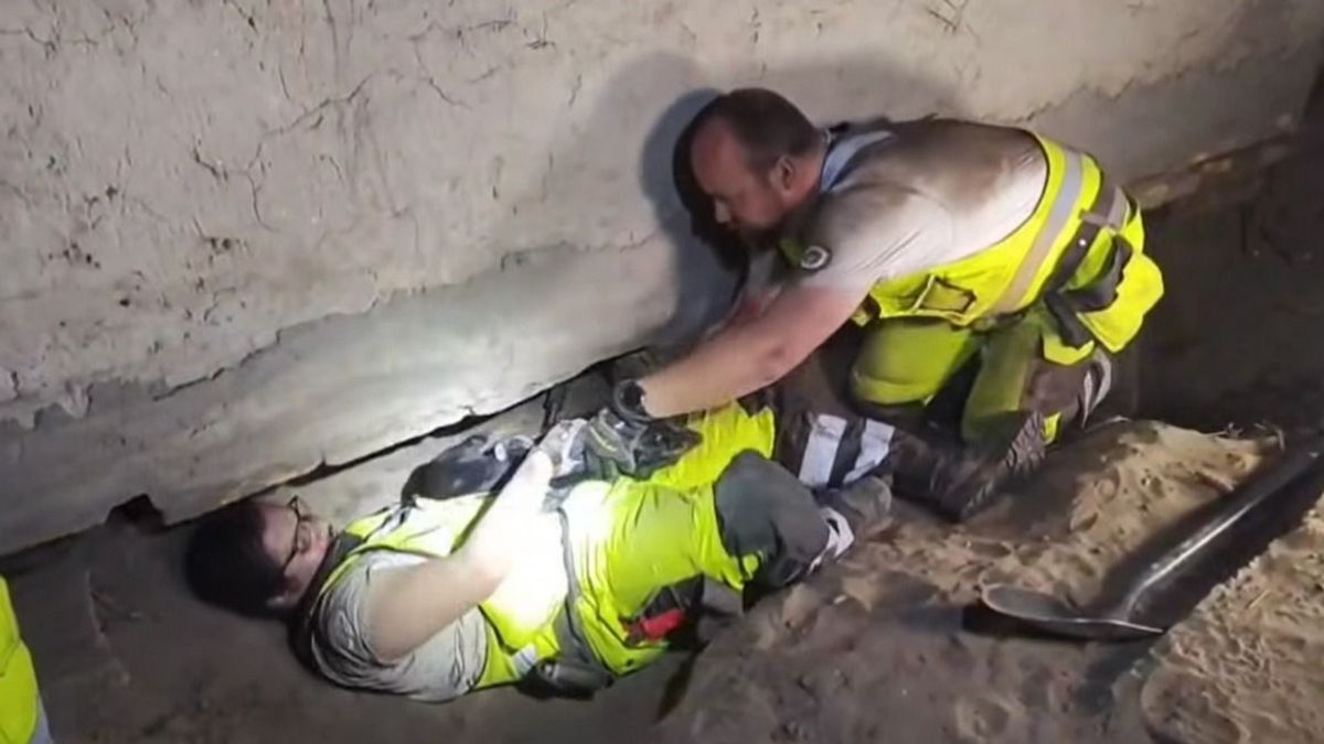 Nagy bajban volt a föld alá szorult tacskó, de jöttek a kutató-mentők + videó