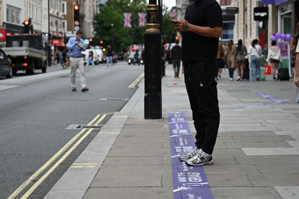 Már a londoni járdák is figyelmeztetnek a telefonlopás veszélyére