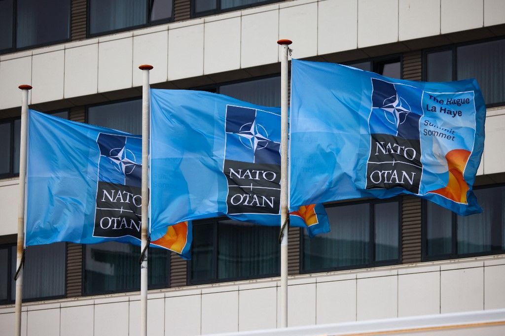 NATO zászlók a 76. NATO-csúcstalálkozón Hágában, Hollandiában június 24-én