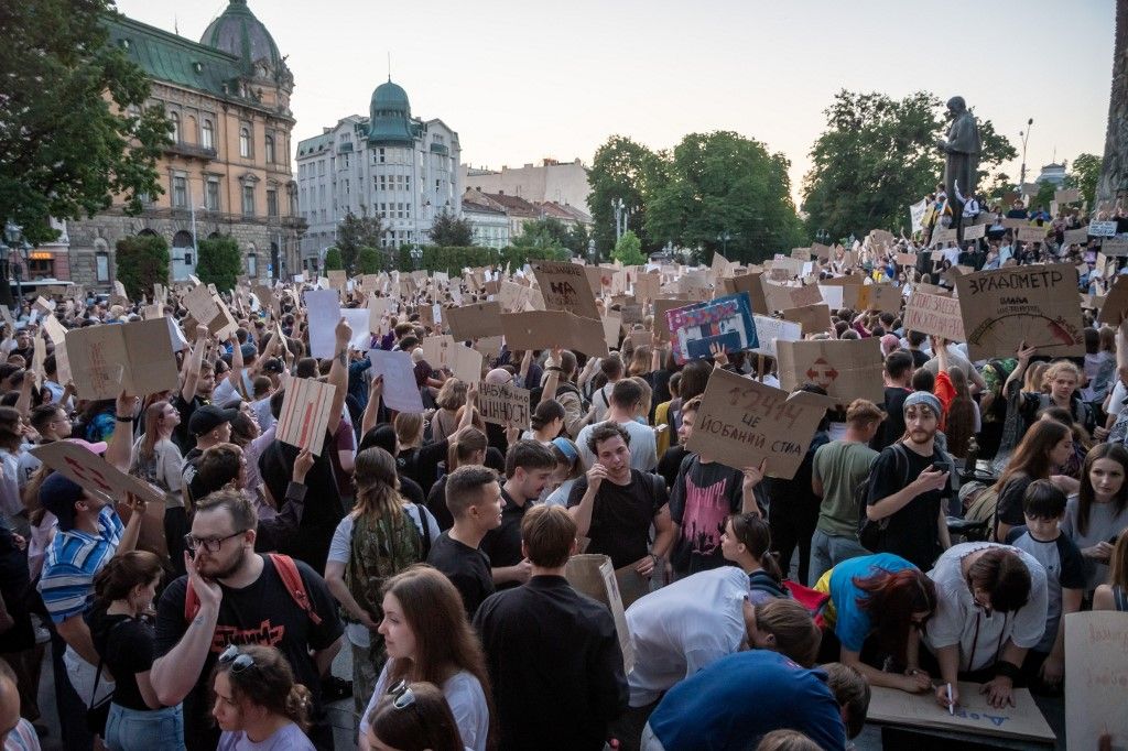 Ukrajna nagyvárosaiban tömegek tiltakoztak Zelenszkij újabb antidemokratikus lépése ellen