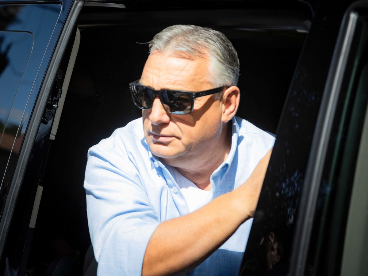 Kötcse, 2022. szeptember 10.
A Miniszterelnöki Sajtóiroda által közreadott képen Orbán Viktor kormányfő érkezik a Polgári Magyarországért Alapítvány rendezvényére, a Polgári Piknikre a kötcsei Dobozy kúriához 2022. szeptember 10-én.
MTI/Miniszterelnöki Sajtóiroda/Fischer Zoltán