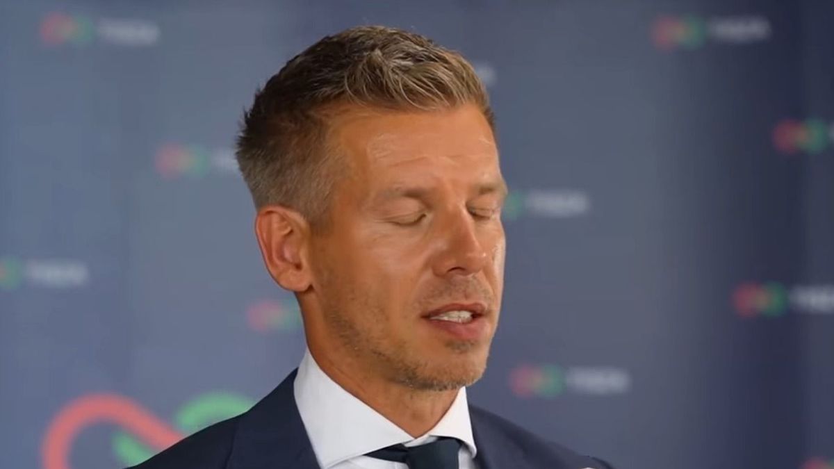 Román rendőrök kísérgetik Erdélyben Magyar Pétert + videó