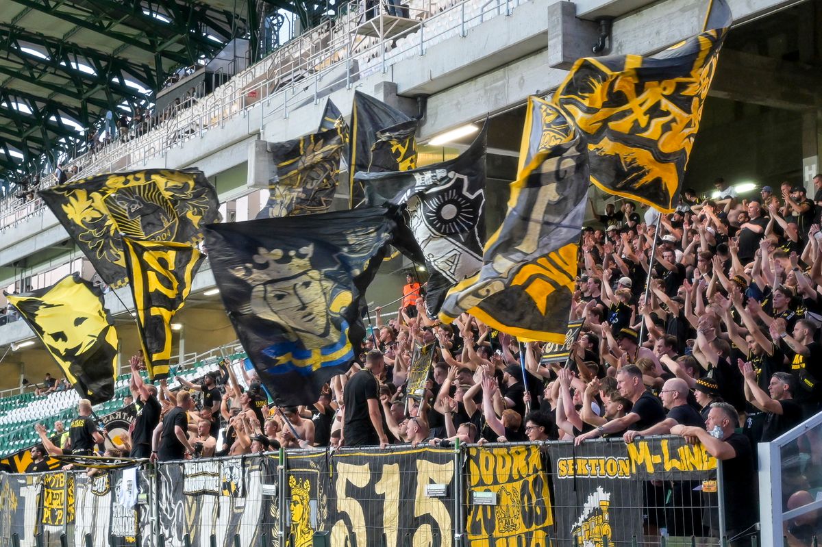 Győr, 2025. augusztus 14.Svéd szurkolók a labdarúgó Konferencia-liga selejtezőjének harmadik fordulójában játszott ETO FC - AIK Stockholm visszavágó mérkőzésen a győri ETO Stadionban 2025. augusztus 14-én. A Győr 2-0-ra győzött és 3-2-es összesítéssel továbbjutott.MTI/Krizsán Csaba